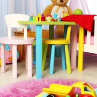 productos infantiles como muebles, juguetes, mantas, triciclos